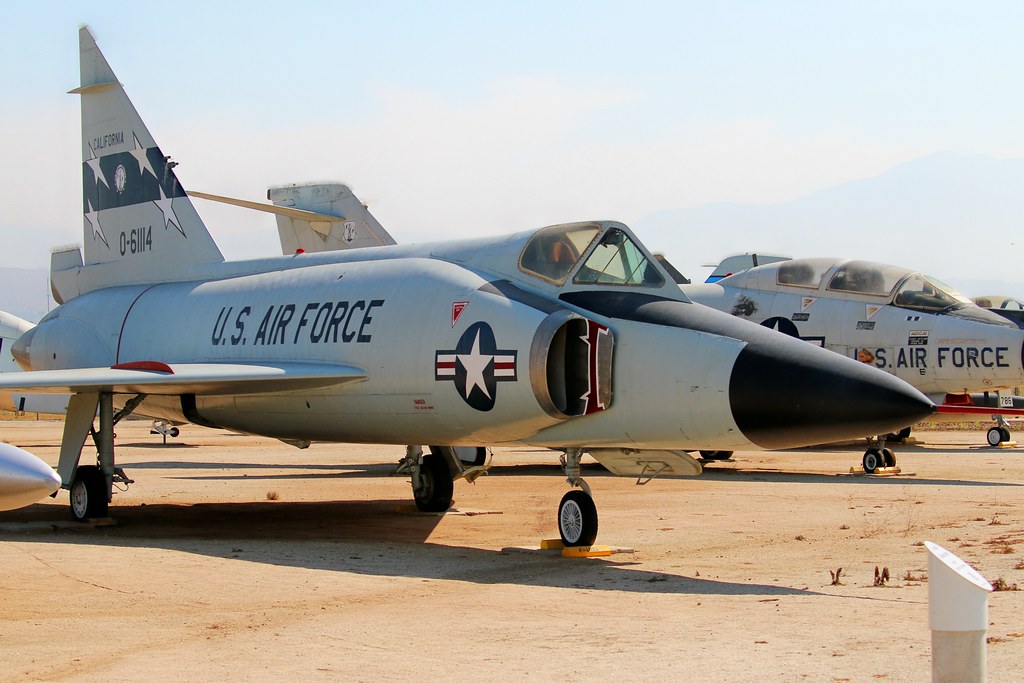 f-102战机设计参照图-128,具备超音速特征,不过实战成效不足!