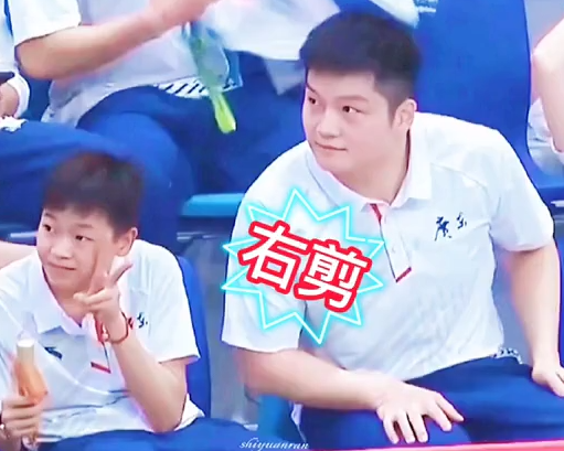 全红婵每次拍照,谁注意她手势?有红妹的地方就有剪刀手!休闲区蓝鸢梦想 - Www.slyday.coM 全红婵每次拍照,谁注意她手势?有红妹的地方就有剪刀手!休闲区蓝鸢梦想 - Www.slyday.coM