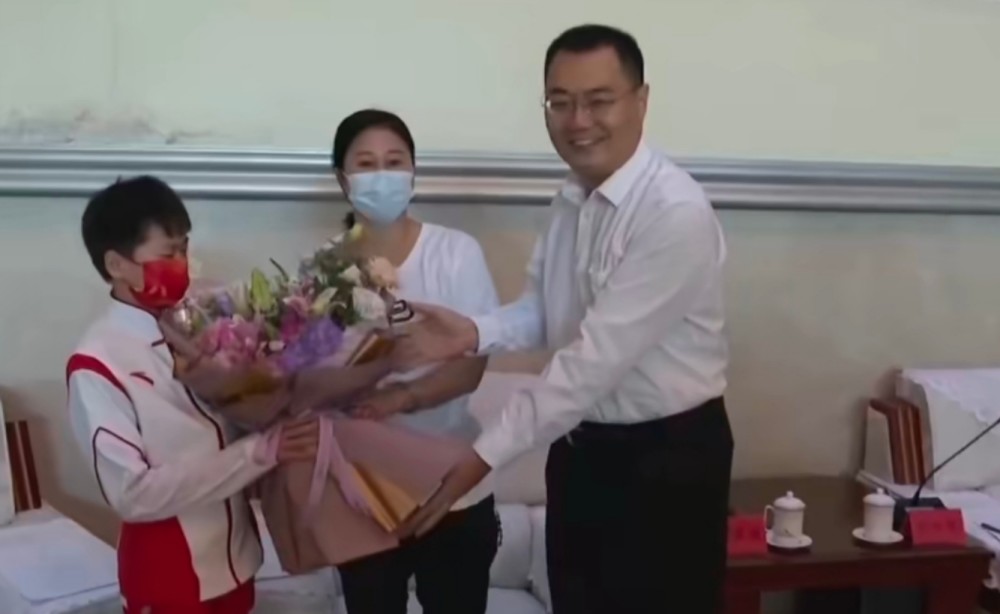 时隔8天终现身!全红婵被湛江市领导接见,发言高水平合影站C位休闲区蓝鸢梦想 - Www.slyday.coM 时隔8天终现身!全红婵被湛江市领导接见,发言高水平合影站C位休闲区蓝鸢梦想 - Www.slyday.coM