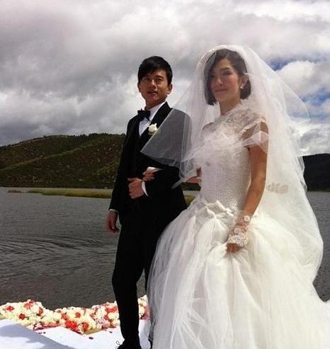 也就是2011年9月26日,张杰与谢娜在云南迪庆州香格里拉举办婚礼