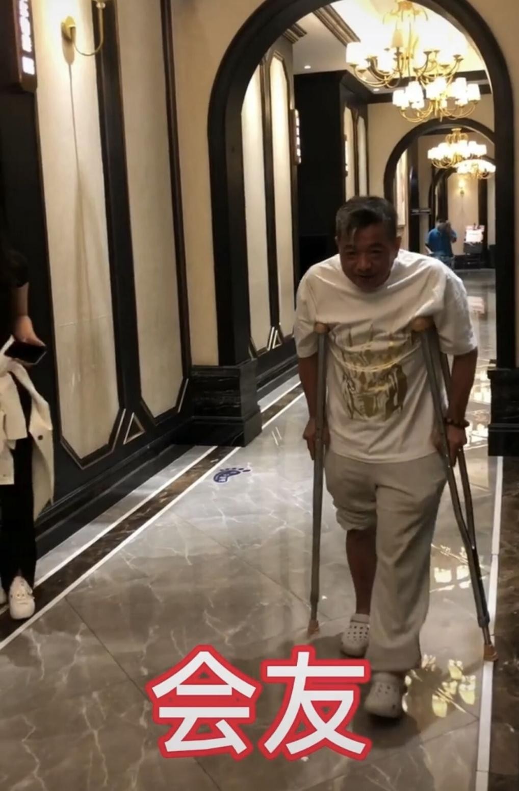 老戏骨张春年近况曝光打扮朴素现身高档饭店曾遭车祸致腿骨折