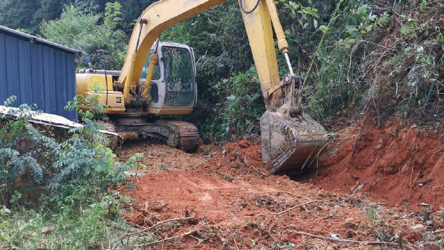 小邓深山养鱼,今天请挖机修路顺便挖个鱼池,方便以后钓鱼