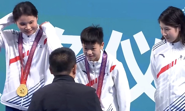 全红婵回家仅半小时!没有比赛依旧忙碌,两大假期心愿难实现休闲区蓝鸢梦想 - Www.slyday.coM 全红婵回家仅半小时!没有比赛依旧忙碌,两大假期心愿难实现休闲区蓝鸢梦想 - Www.slyday.coM