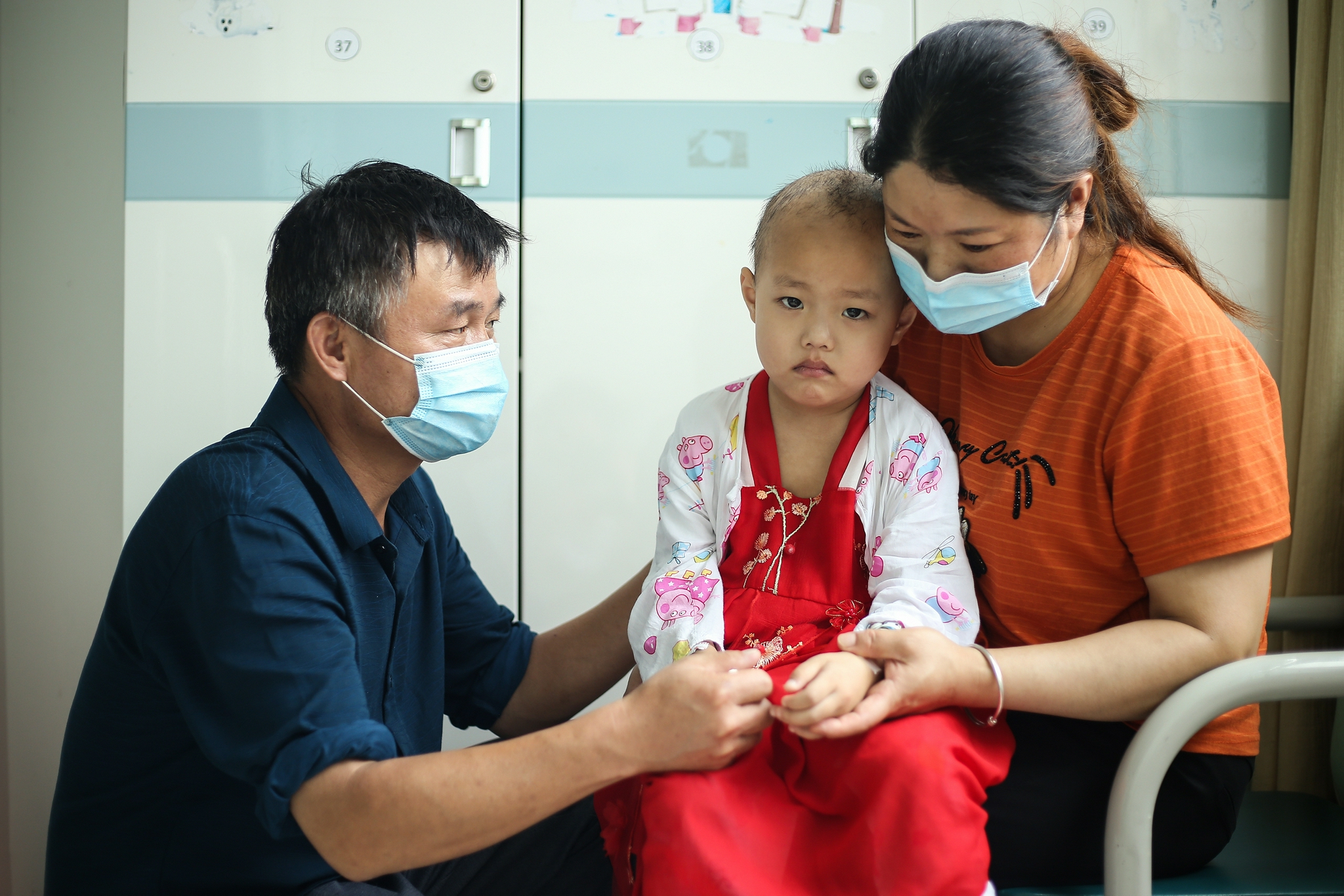 大女儿因见义勇为牺牲，小女儿又患白血病，父母哭诉：家要散了休闲区蓝鸢梦想 - Www.slyday.coM