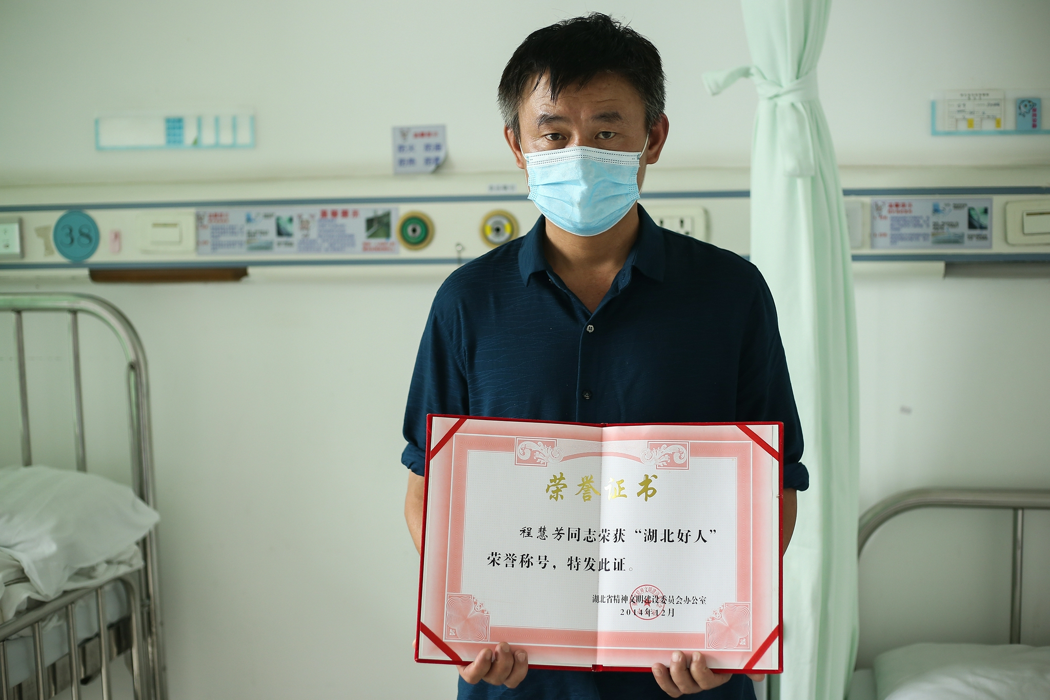 大女儿因见义勇为牺牲，小女儿又患白血病，父母哭诉：家要散了休闲区蓝鸢梦想 - Www.slyday.coM