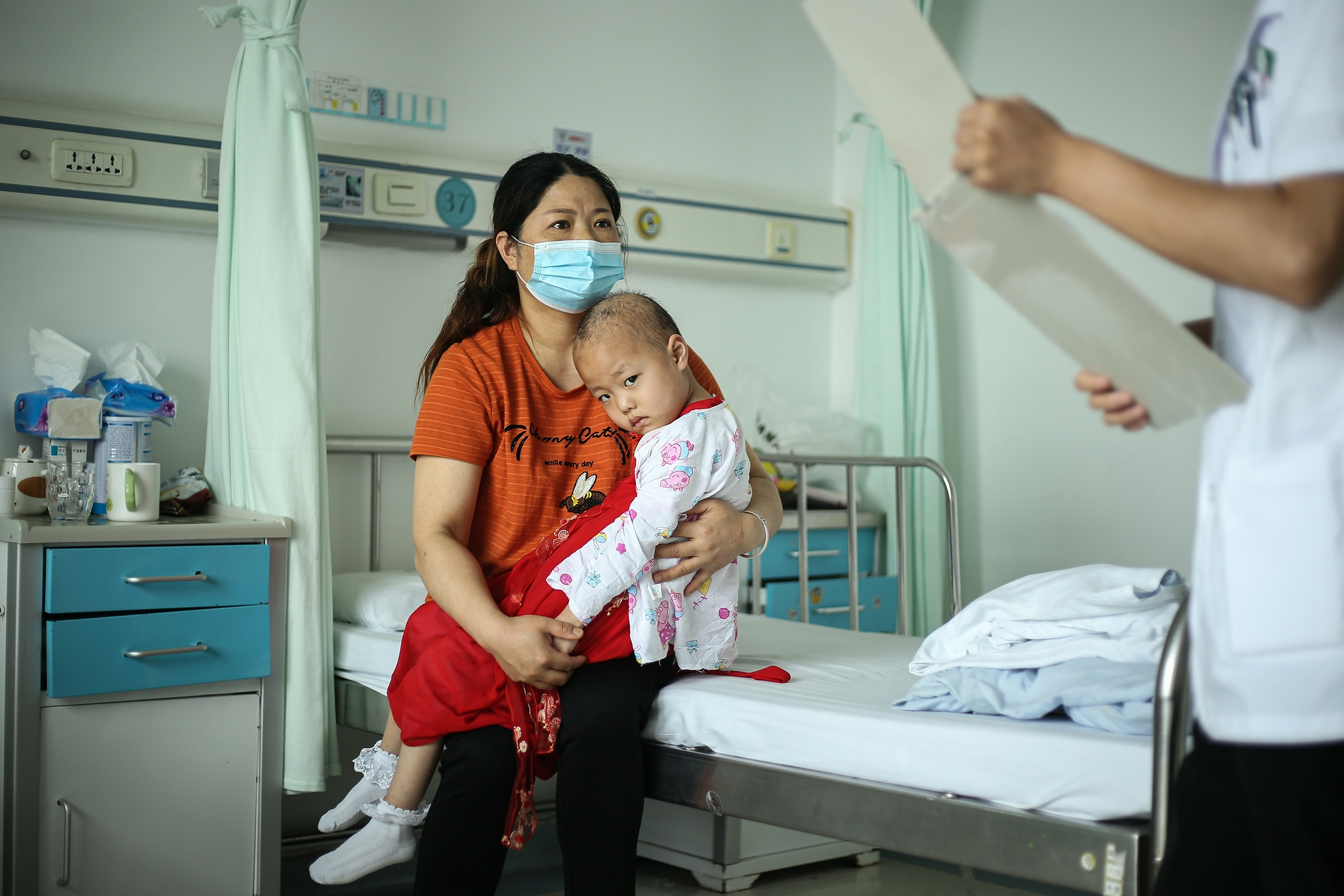 大女儿因见义勇为牺牲，小女儿又患白血病，父母哭诉：家要散了休闲区蓝鸢梦想 - Www.slyday.coM