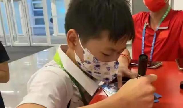 气质大变!全红婵时隔8天罕见露面,归乡被领导接见已经毫不怯场休闲区蓝鸢梦想 - Www.slyday.coM 气质大变!全红婵时隔8天罕见露面,归乡被领导接见已经毫不怯场休闲区蓝鸢梦想 - Www.slyday.coM