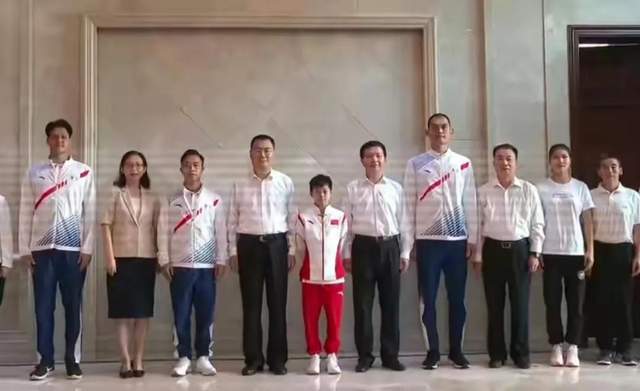 气质大变!全红婵时隔8天罕见露面,归乡被领导接见已经毫不怯场休闲区蓝鸢梦想 - Www.slyday.coM 气质大变!全红婵时隔8天罕见露面,归乡被领导接见已经毫不怯场休闲区蓝鸢梦想 - Www.slyday.coM