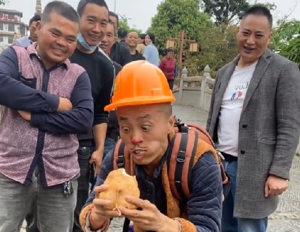 云南小伙模仿光头强成百万网红，脸型身段太像，这是现实版光头强休闲区蓝鸢梦想 - Www.slyday.coM