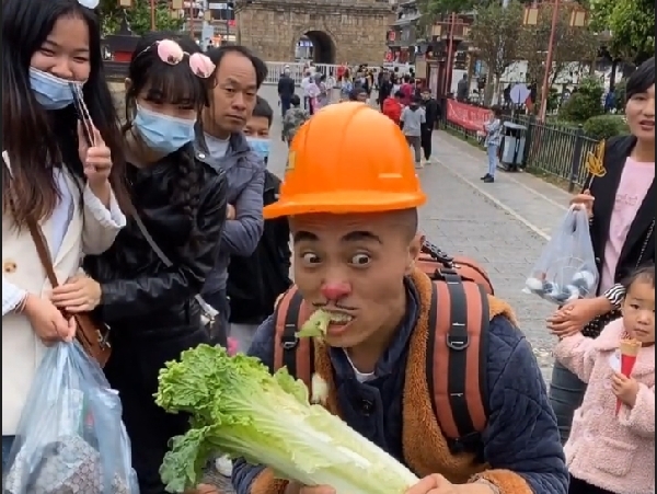 云南小伙模仿光头强成百万网红，脸型身段太像，这是现实版光头强休闲区蓝鸢梦想 - Www.slyday.coM