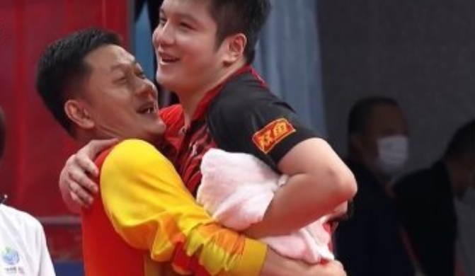 尴尬！樊振东庆祝男单夺冠，教练没抱起来，赛后采访体现高情商休闲区蓝鸢梦想 - Www.slyday.coM