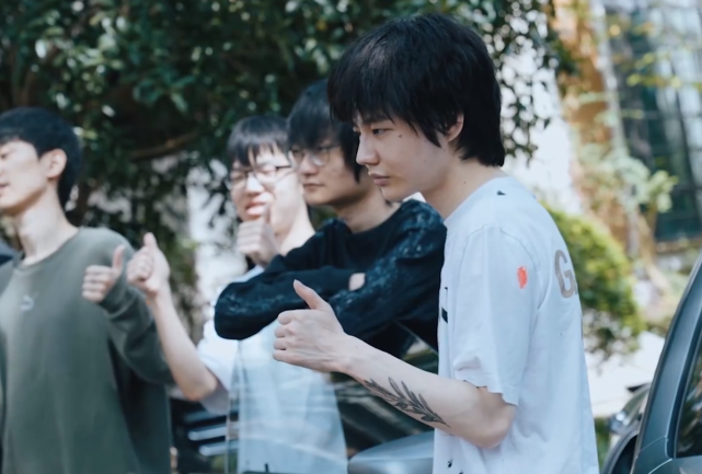 fpx太有牌面选手乘坐豪车出征世界赛刘青松都有些拘谨了