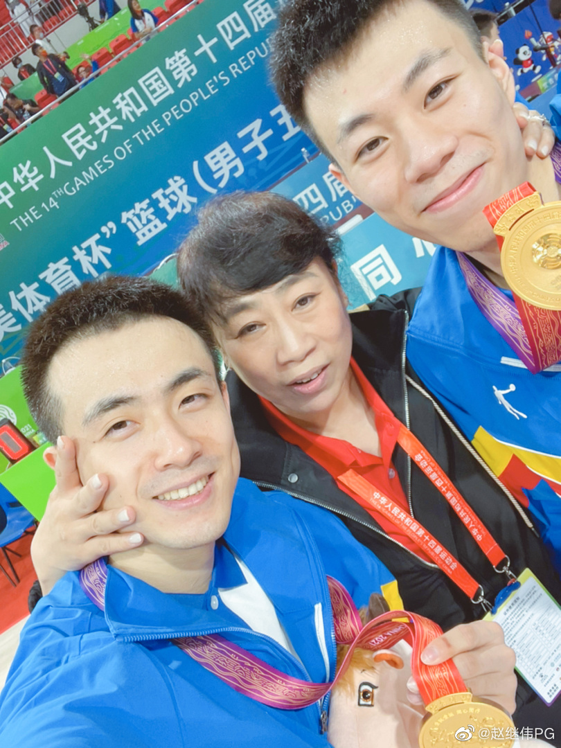 赵继伟、杨鸣把金牌让给81岁蒋兴权！辽篮暖心一瞬，向心力太强了休闲区蓝鸢梦想 - Www.slyday.coM