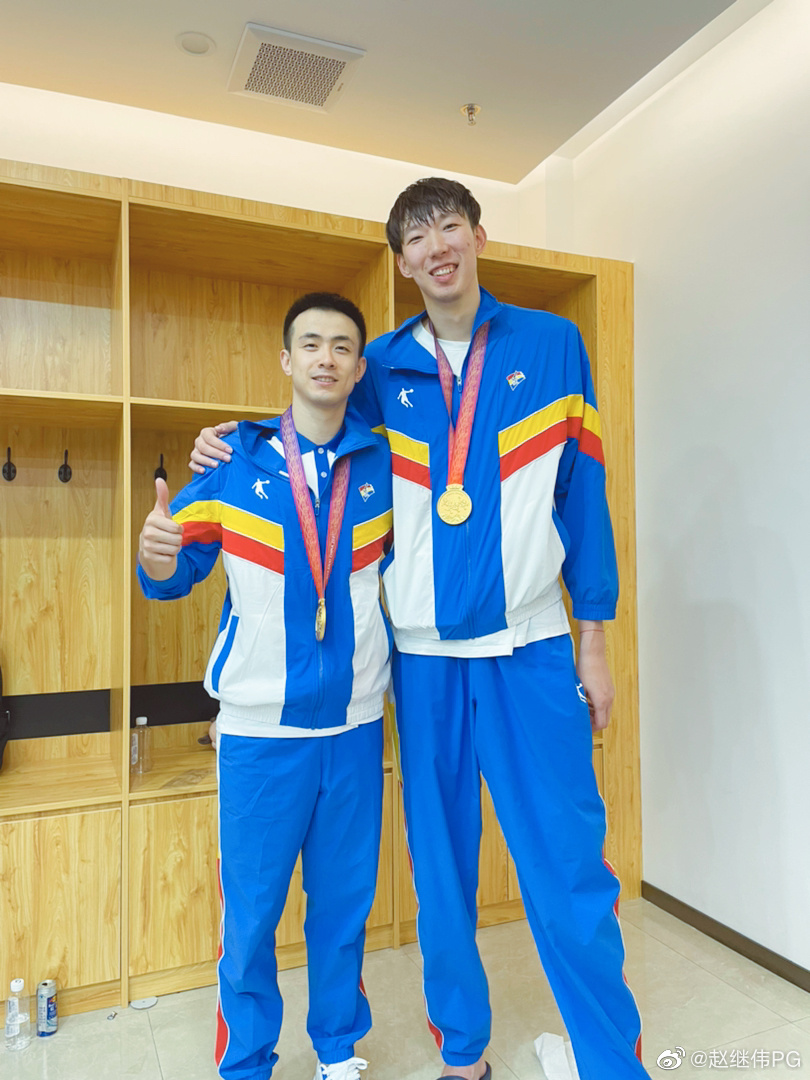 赵继伟、杨鸣把金牌让给81岁蒋兴权！辽篮暖心一瞬，向心力太强了休闲区蓝鸢梦想 - Www.slyday.coM