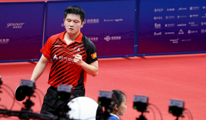 尴尬！樊振东庆祝男单夺冠，教练没抱起来，赛后采访体现高情商休闲区蓝鸢梦想 - Www.slyday.coM