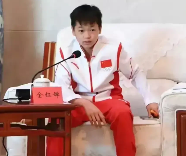 全红婵凯旋回乡，两启蒙教练成最大赢家!领导会面+合影，人生巅峰休闲区蓝鸢梦想 - Www.slyday.coM