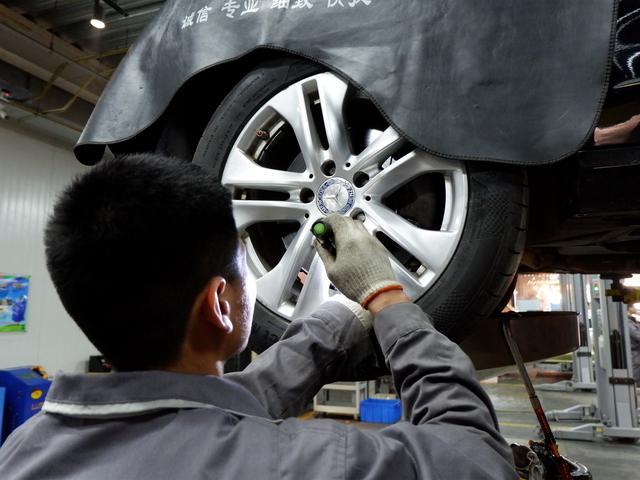 汽车开一段时间轮胎前后互换修理工这都不知道小心换胎