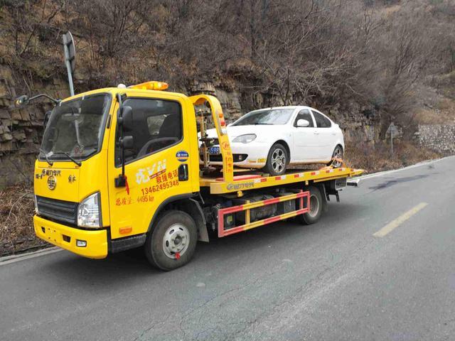 在高速公路,因为车不需要拖车,而被收取天价救援费,拖车的计费方式是
