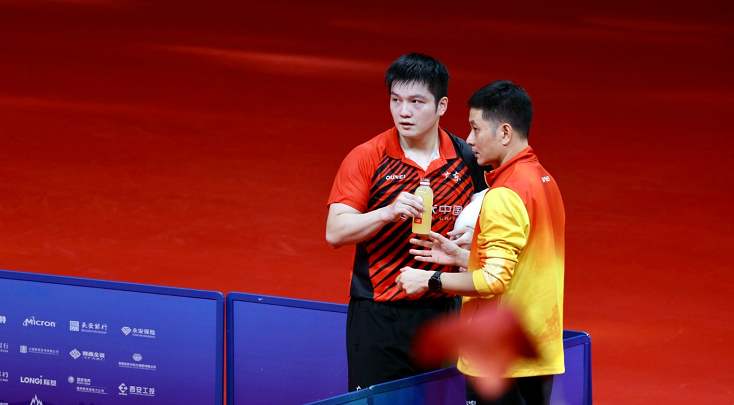 尴尬！樊振东庆祝男单夺冠，教练没抱起来，赛后采访体现高情商休闲区蓝鸢梦想 - Www.slyday.coM