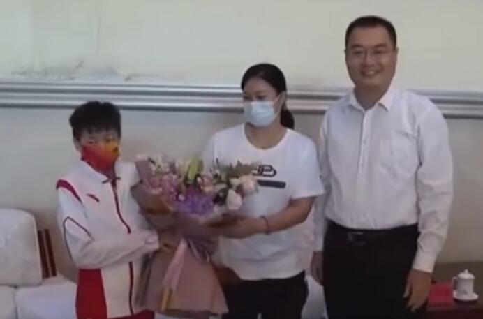 全红婵与3大恩人罕见同框!无愧全场焦点,大师姐1细节特暖心休闲区蓝鸢梦想 - Www.slyday.coM 全红婵与3大恩人罕见同框!无愧全场焦点,大师姐1细节特暖心休闲区蓝鸢梦想 - Www.slyday.coM