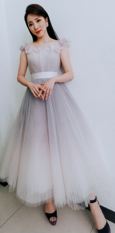 李思思气质高贵淡雅,一袭灰色渐变裙演绎东方韵味,美得不像话|薄纱裙