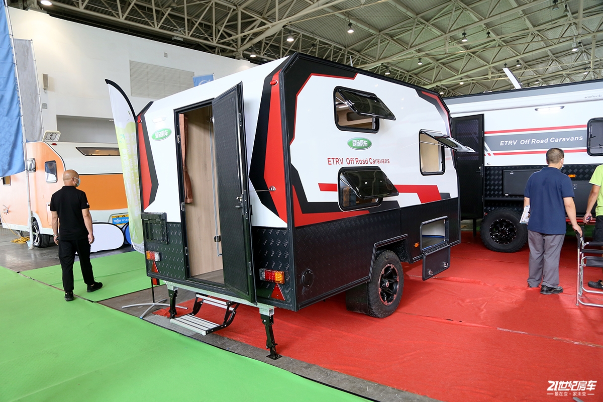 不到6万的越野小拖挂设备齐全能睡3人爱旅梦想版拖挂房车