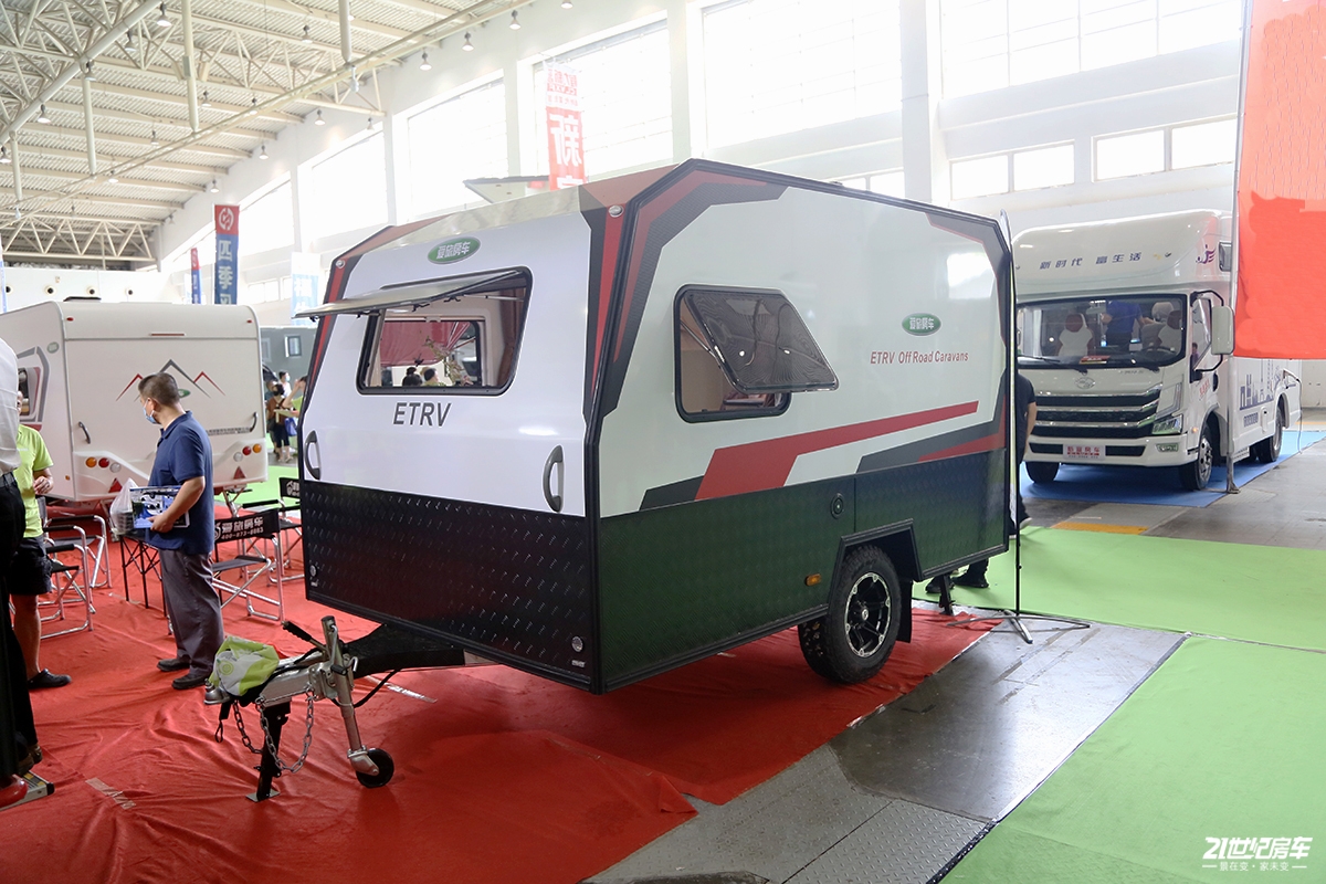 不到6万的越野小拖挂设备齐全能睡3人爱旅梦想版拖挂房车