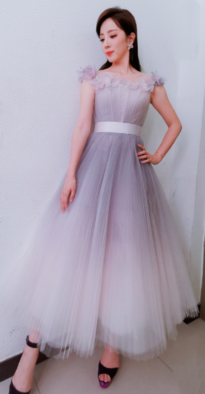 李思思气质高贵淡雅,一袭灰色渐变裙演绎东方韵味,美得不像话|薄纱裙