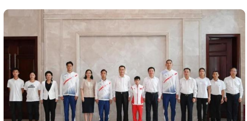 小身板却有大能量!全红婵与2位恩师久违同框,稳站C位表情专注休闲区蓝鸢梦想 - Www.slyday.coM 小身板却有大能量!全红婵与2位恩师久违同框,稳站C位表情专注休闲区蓝鸢梦想 - Www.slyday.coM