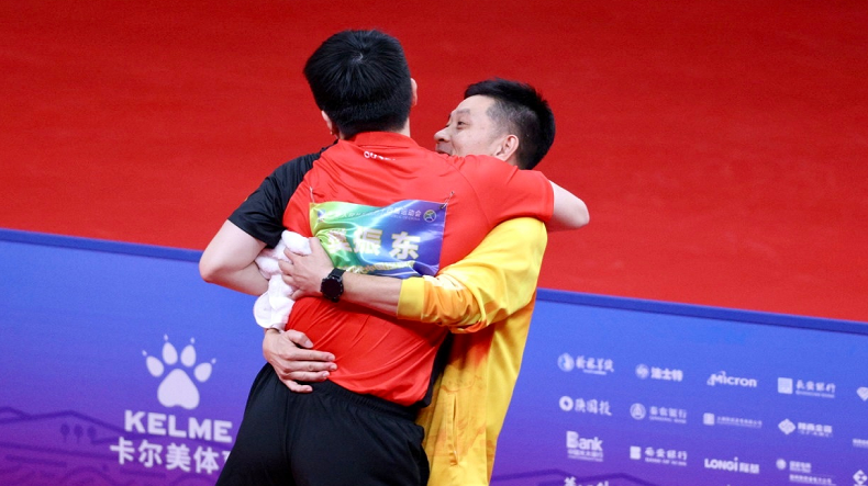 尴尬！樊振东庆祝男单夺冠，教练没抱起来，赛后采访体现高情商休闲区蓝鸢梦想 - Www.slyday.coM