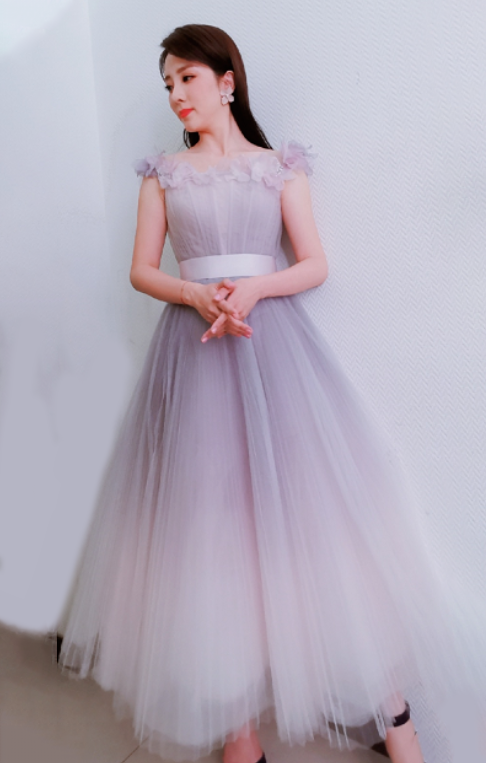 李思思气质高贵淡雅,一袭灰色渐变裙演绎东方韵味,美得不像话|薄纱裙