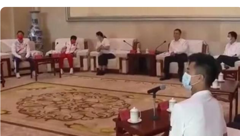 小身板却有大能量!全红婵与2位恩师久违同框,稳站C位表情专注休闲区蓝鸢梦想 - Www.slyday.coM 小身板却有大能量!全红婵与2位恩师久违同框,稳站C位表情专注休闲区蓝鸢梦想 - Www.slyday.coM