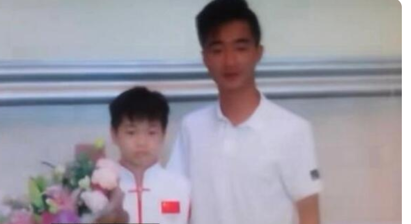 小身板却有大能量!全红婵与2位恩师久违同框,稳站C位表情专注休闲区蓝鸢梦想 - Www.slyday.coM 小身板却有大能量!全红婵与2位恩师久违同框,稳站C位表情专注休闲区蓝鸢梦想 - Www.slyday.coM