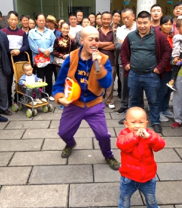 云南小伙模仿光头强成百万网红，脸型身段太像，这是现实版光头强休闲区蓝鸢梦想 - Www.slyday.coM
