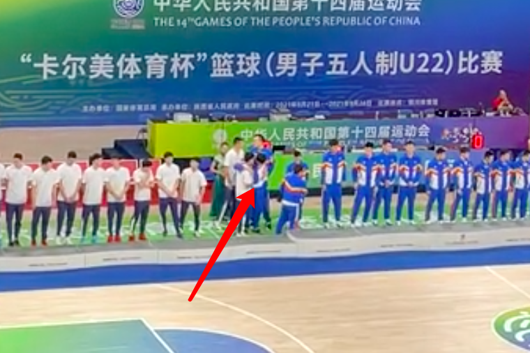男篮颁奖爆笑又催泪：周琦搂着赵睿，杨鸣把金牌让给了80岁蒋兴权休闲区蓝鸢梦想 - Www.slyday.coM