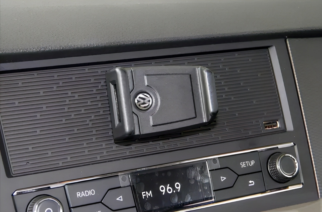 只能是手机支架所代替,旁边更是贴心的预留了为手机充电的usb接口