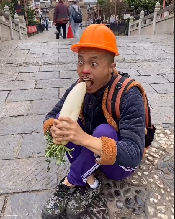 云南小伙模仿光头强成百万网红，脸型身段太像，这是现实版光头强休闲区蓝鸢梦想 - Www.slyday.coM
