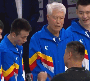 赵继伟、杨鸣把金牌让给81岁蒋兴权！辽篮暖心一瞬，向心力太强了休闲区蓝鸢梦想 - Www.slyday.coM