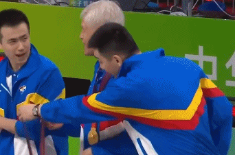 赵继伟、杨鸣把金牌让给81岁蒋兴权！辽篮暖心一瞬，向心力太强了休闲区蓝鸢梦想 - Www.slyday.coM