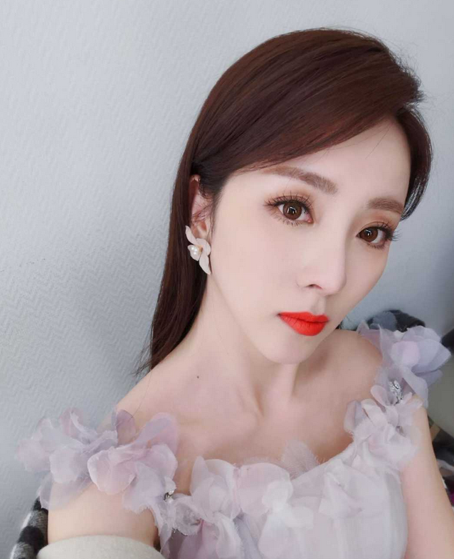 李思思气质高贵淡雅,一袭灰色渐变裙演绎东方韵味,美得不像话|薄纱裙