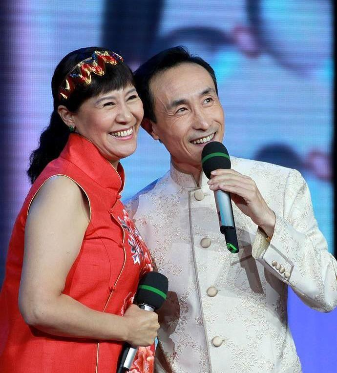 巩汉林妻子长相虽然挺普通但穿上高级的衣服感觉挺有气质的