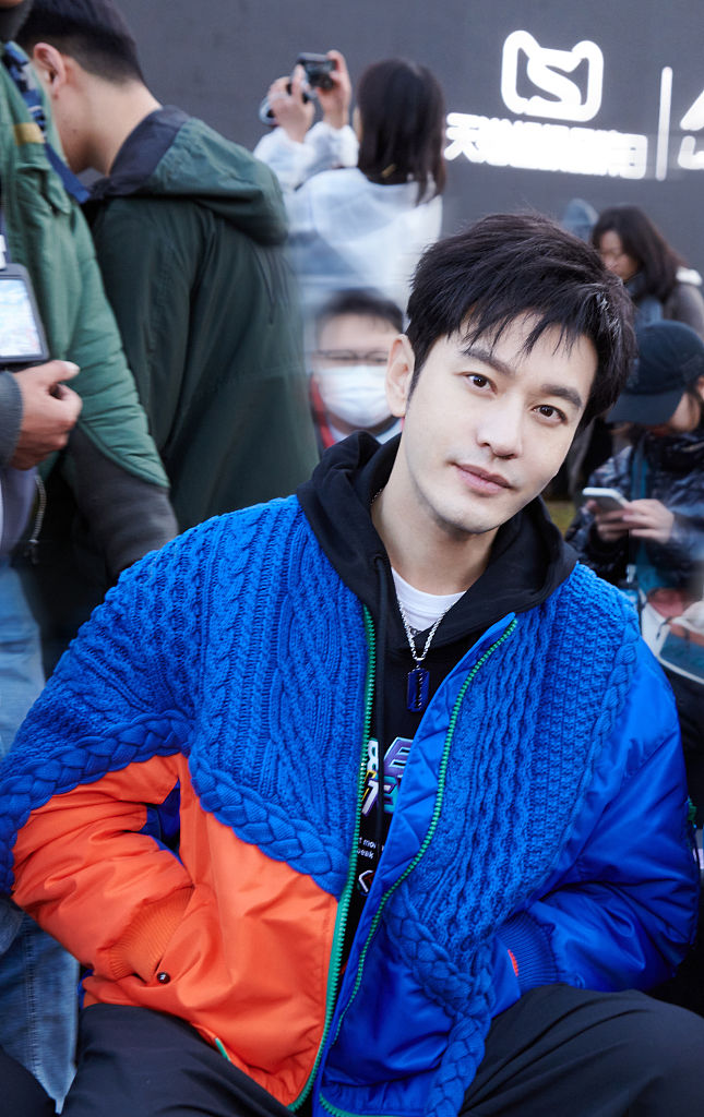 黄晓明"冻龄"帅哥.黄晓明状态超绝.黄晓明拼色外衣潮流感十足.
