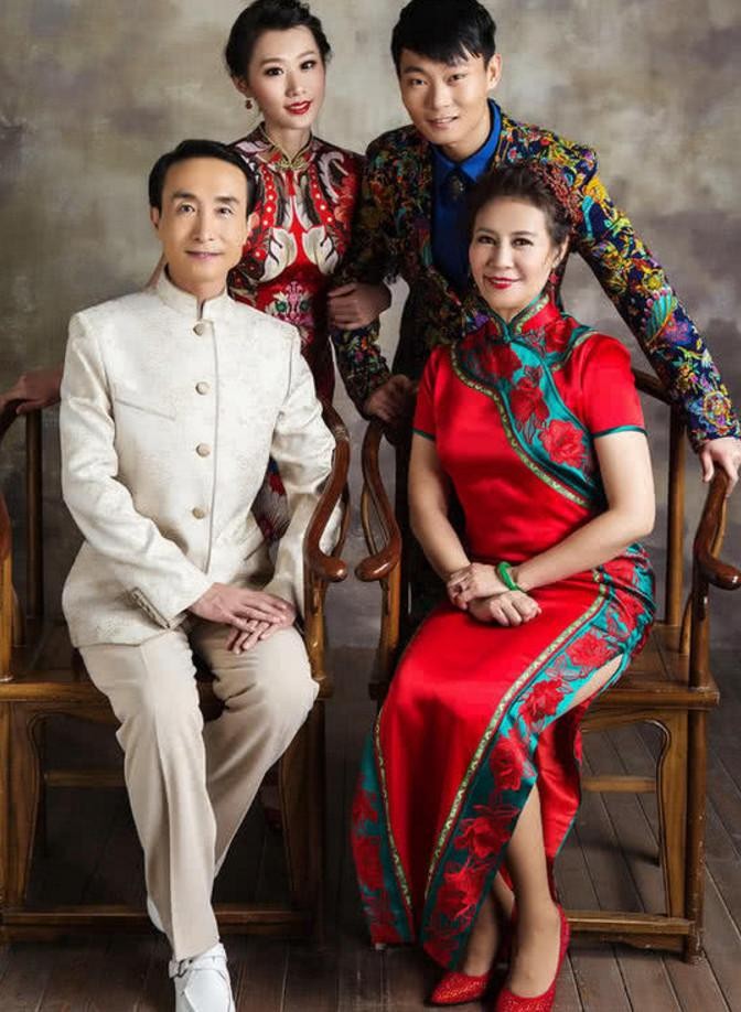 巩汉林妻子长相虽然挺普通但穿上高级的衣服感觉挺有气质的