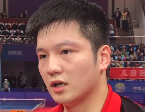 尴尬！樊振东庆祝男单夺冠，教练没抱起来，赛后采访体现高情商休闲区蓝鸢梦想 - Www.slyday.coM