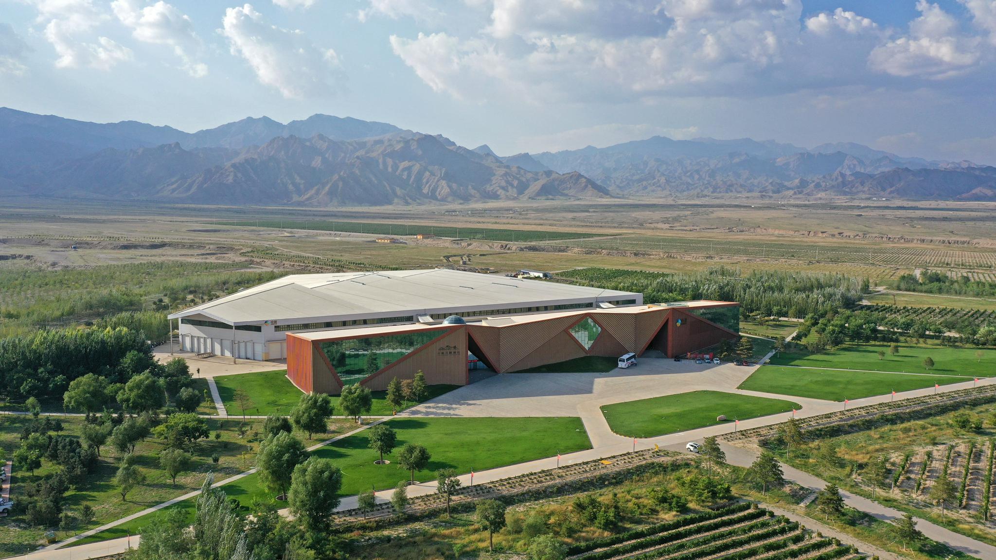 位于宁夏贺兰山东麓的张裕摩塞尔十五世酒庄(无人机照片,9月22日摄).