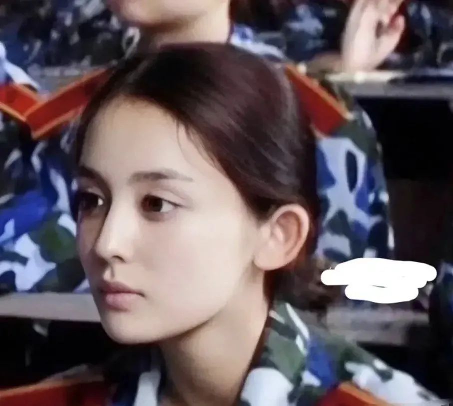 军训时期大人还翻到一些古力娜扎大学时的照片大人搜罗了一批明星出道