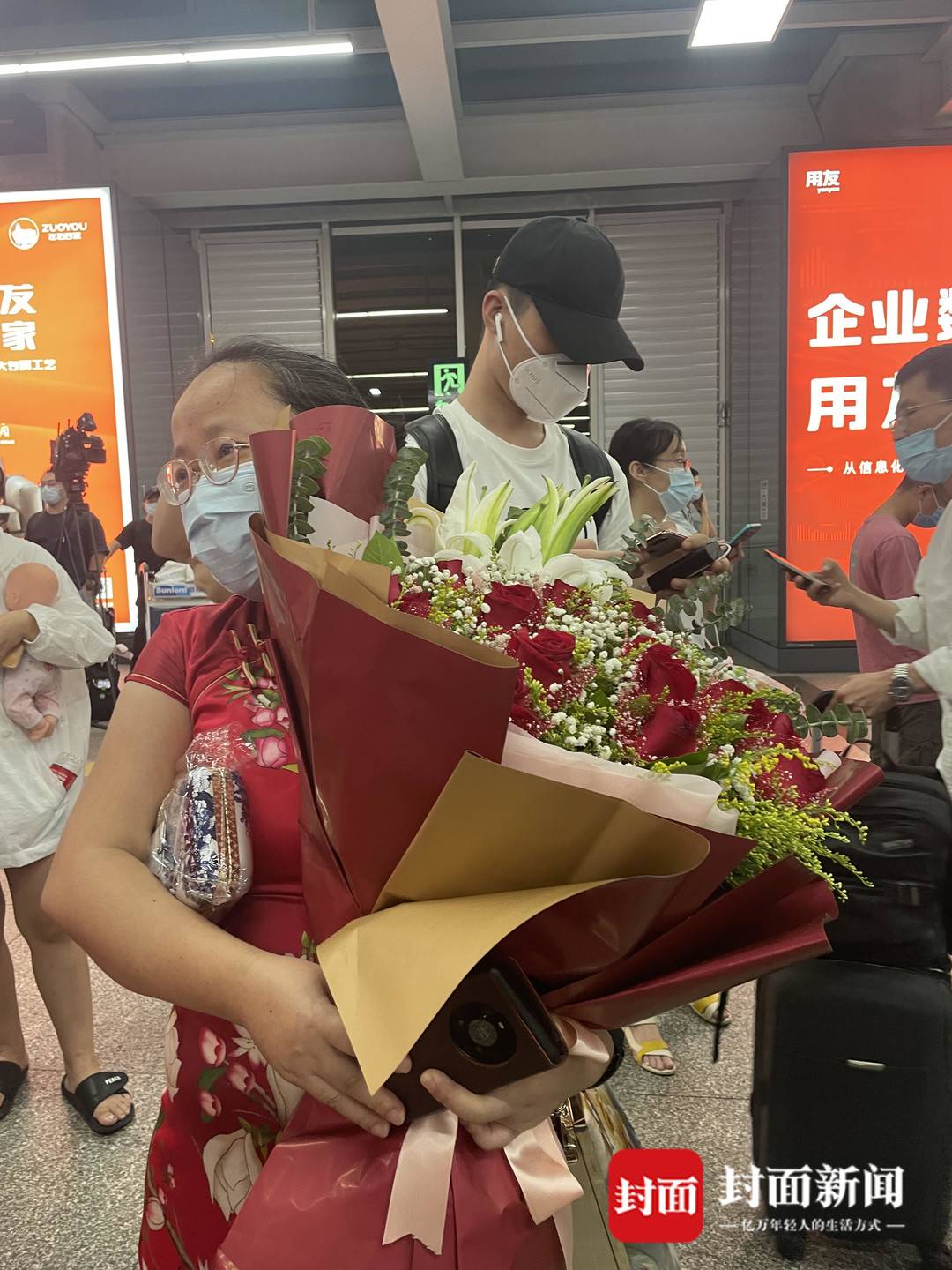 孟晚舟归来，有人用口红在双手写上“欢迎回家”！休闲区蓝鸢梦想 - Www.slyday.coM