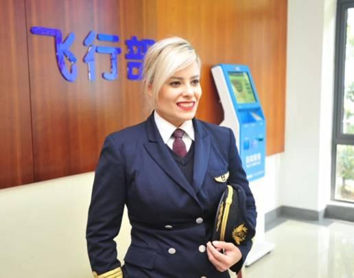 金贝丽:美国王牌女飞行员,退伍后来中国求职养家:希望工作到退休