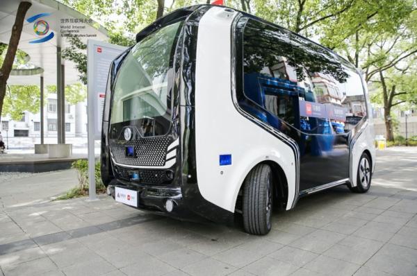浙江海康智联科技有限公司展出的自动驾驶车辆