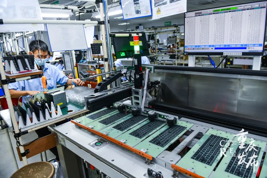 旭宝科技的自动化键盘生产线,正在对键盘成品进行批量化的功能测试.